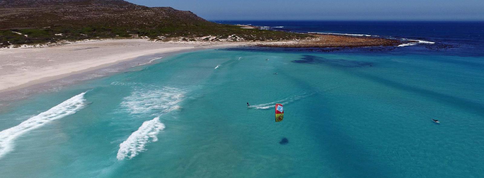 Progresser en kitesurf dans de l'eau claire en afrique du sud à Cape town 