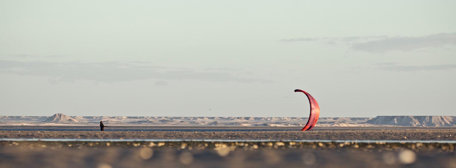 Spot de kitesurf à Dakhla Lassarga sur un plan d'eau flat autour des dunes de sables du désert Sahara avec une voile Duotone