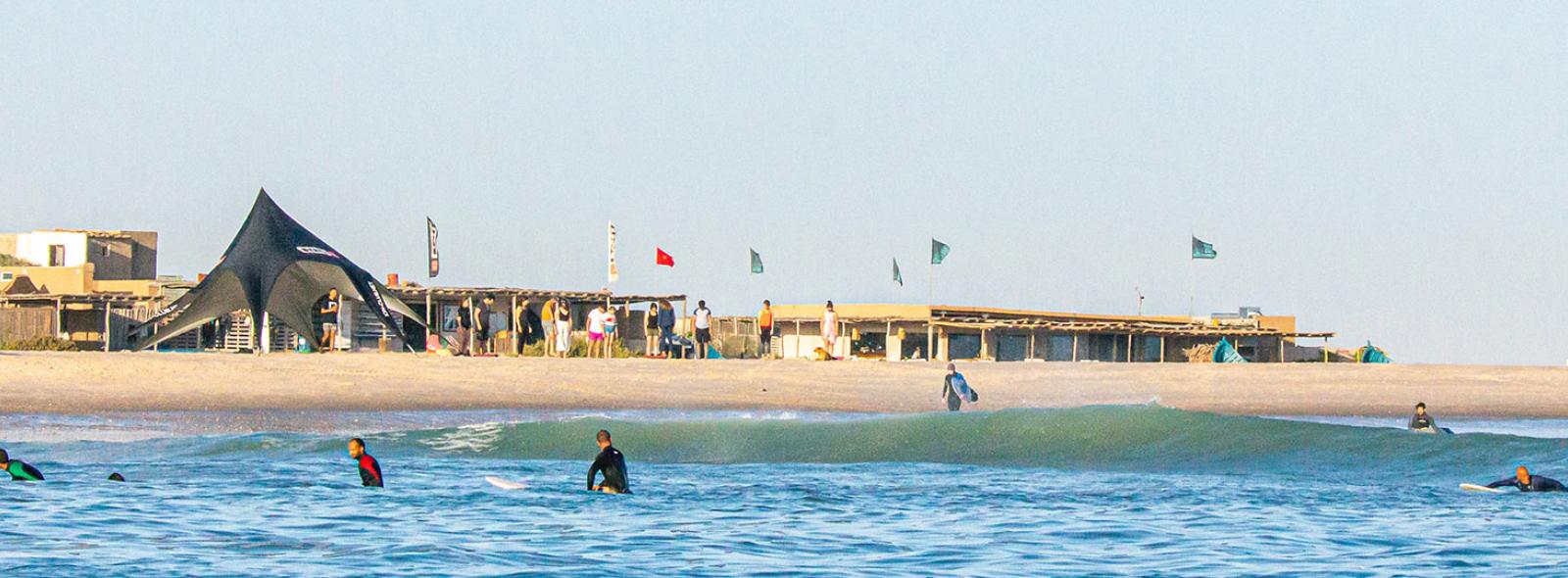 Centre de kitesurf ION Club à Dakhla Lassarga devant le spot avec des surfeurs en pleine action, du yoga et le club