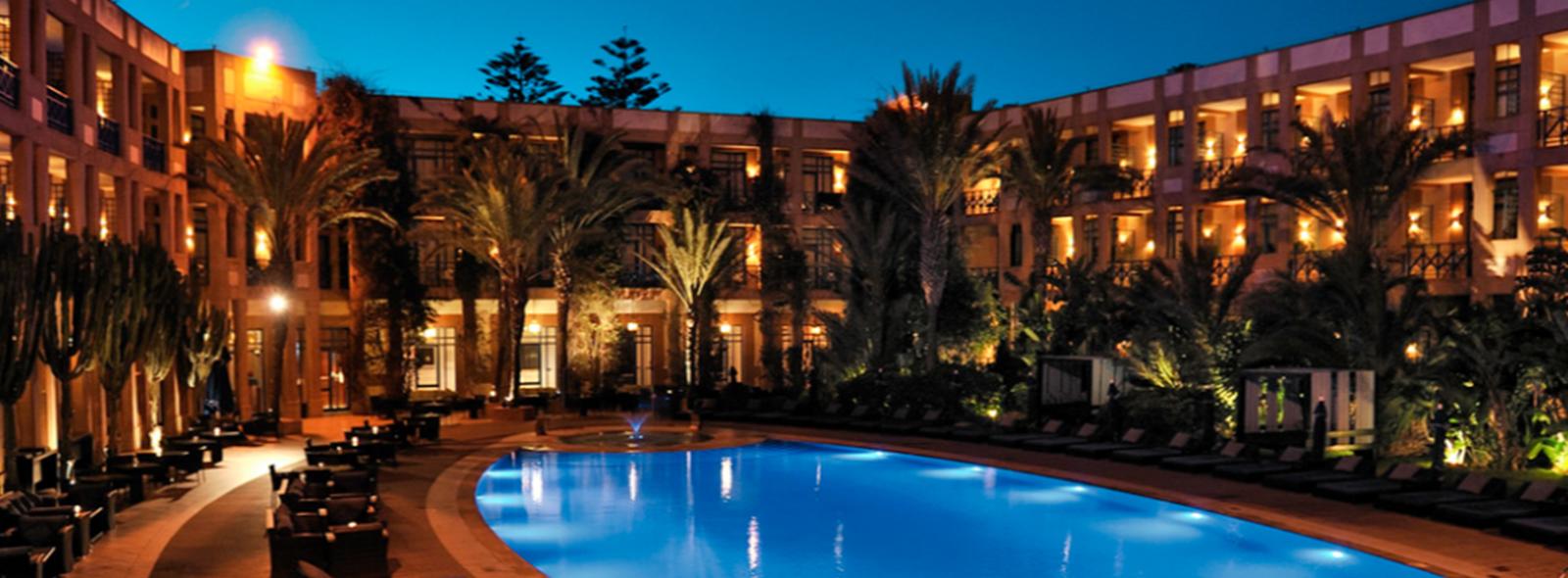 Piscine extérieur vue de nuit à l'hôtel de MGallery à Essaouira au Maroc