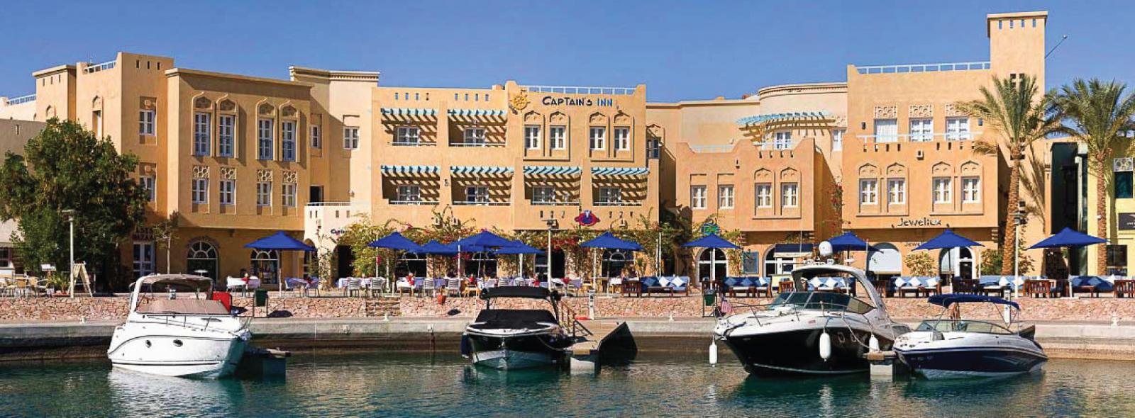 Port et facade de l'hotel Captain Inn à El Gouna en Egypte