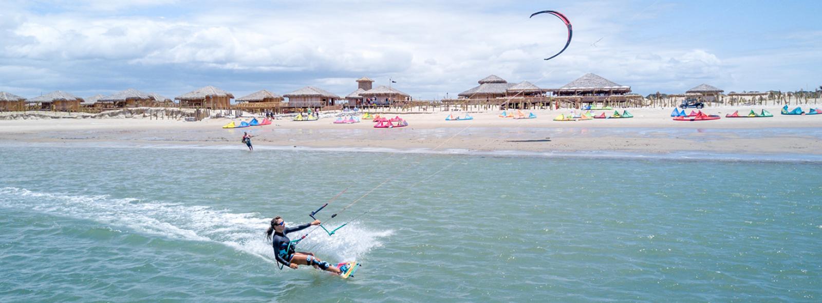 une rideuse de kite en pleine action devant le club Jaguaribe Kite à Pontal de Maceio