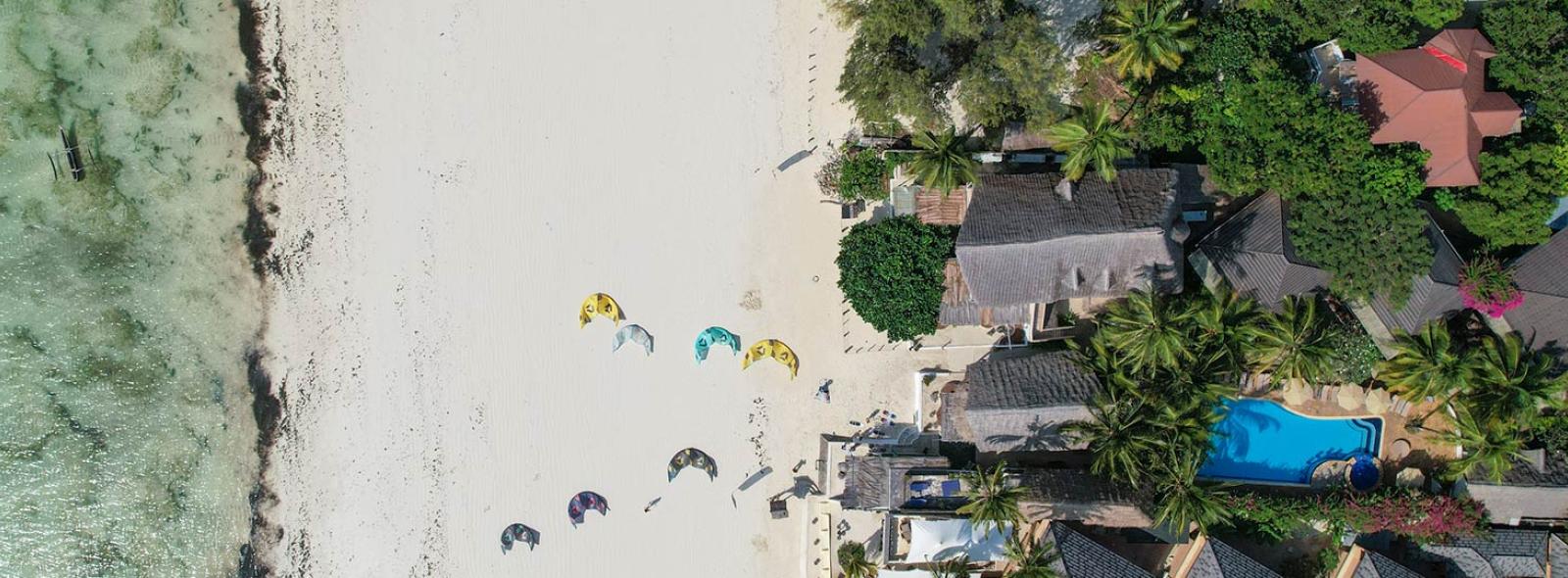 vue aérienne de la plage de Paje avec des kites