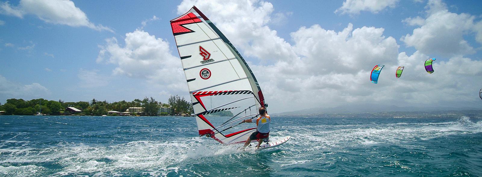 Partez faire du windsurf aux Antilles, sur l'île de la Martinique, aux Trois Ilets, aux Centre FBC Martinique - banniere