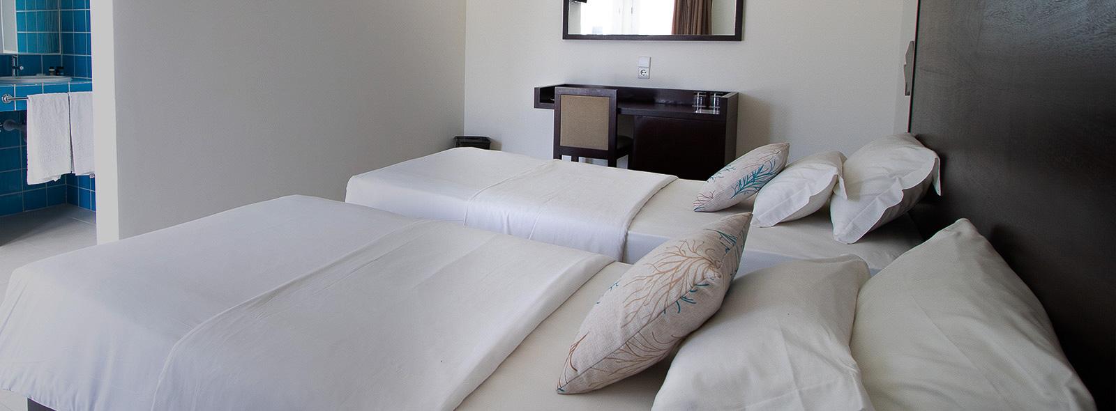 Chambre avec lits doubles de l'hébergement Dunas de Sal à Santa Maria au Cap Vert