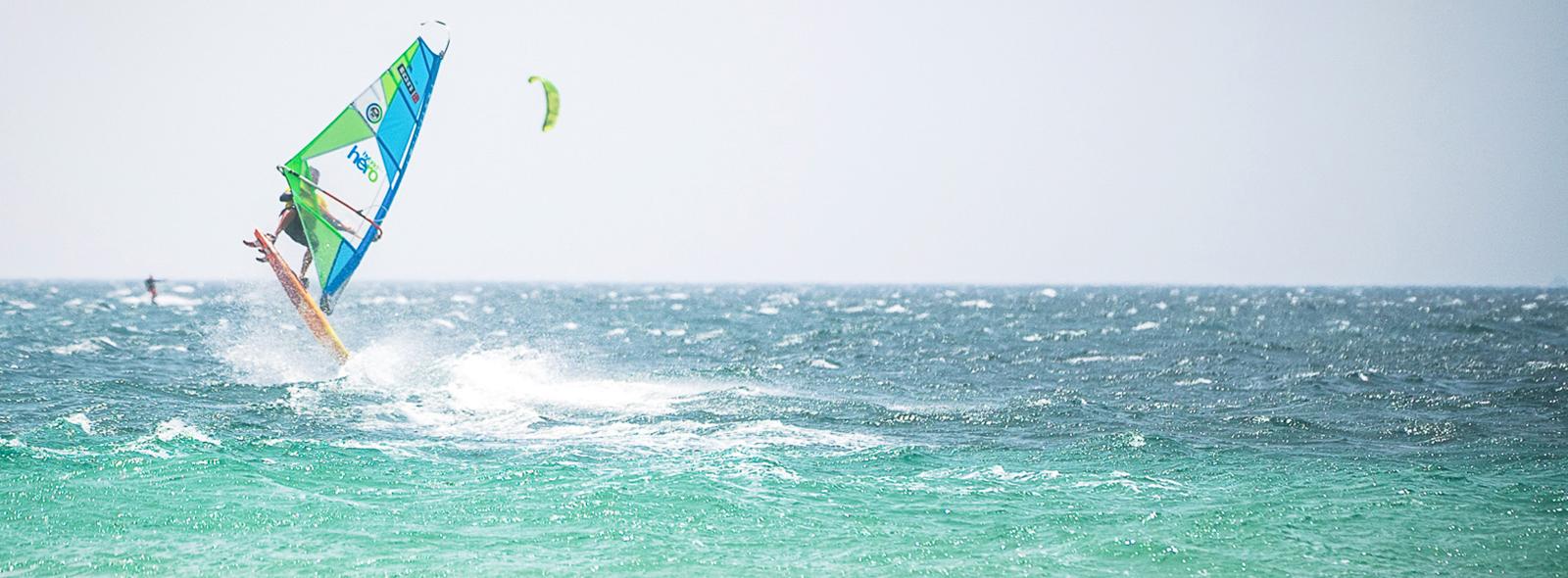 Partez-faire-du-kitesurf-ou-du-windsurf-en-Espagne-banniere