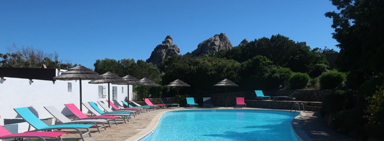 Piscine extérieure avec transats à l'hôtel Bocca Di Feno à Piantarella en Corse 