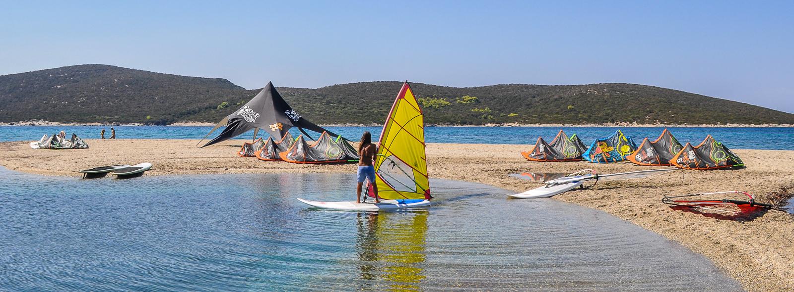 Partes faire du windsurf en Grèce, à Evia sur le spot de Marmari - général - banniere