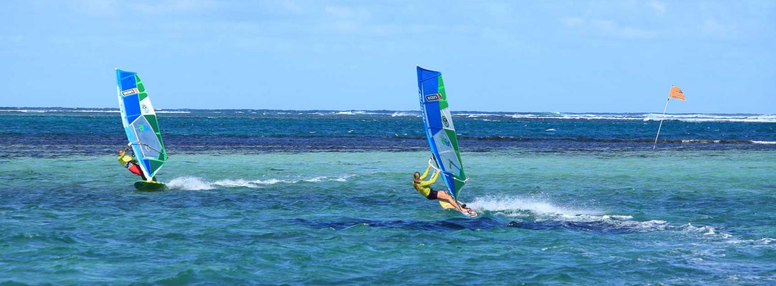 Deux windsurfeurs en navigation sur le spot du Morne à Maurice