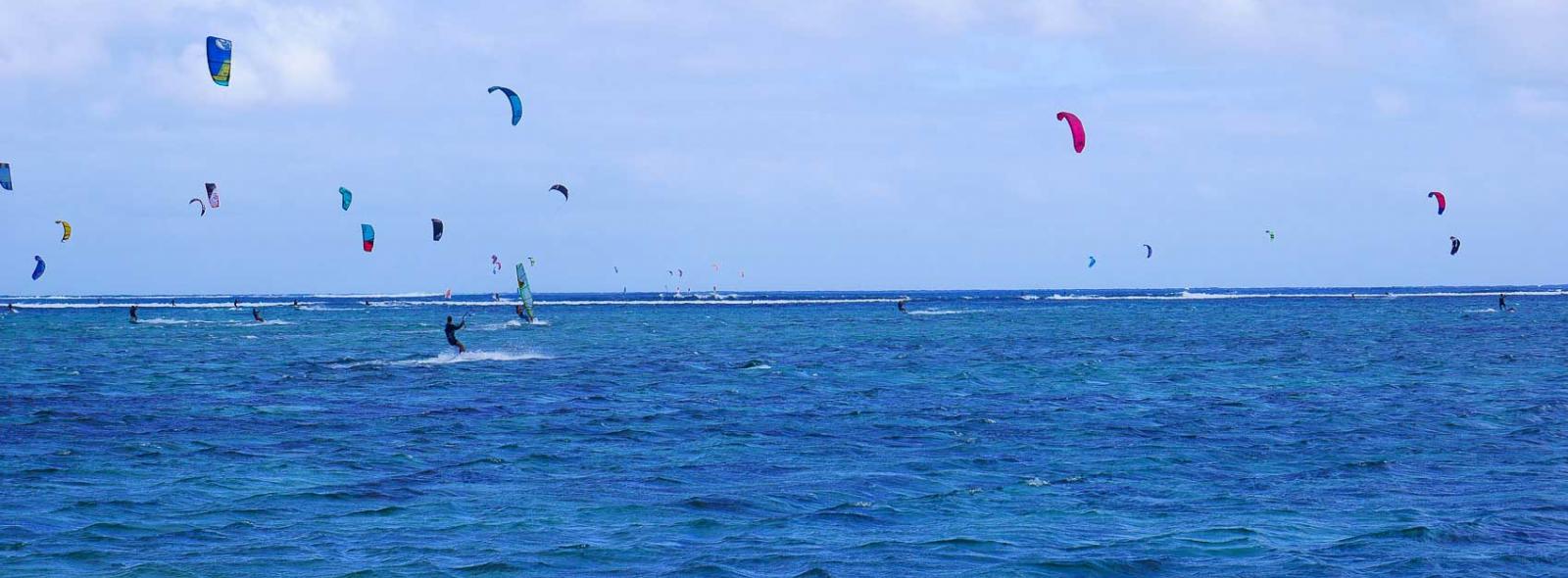 Plusieurs ailes de kitesurf en l'air sur le spot du Morne à l'ile Maurice