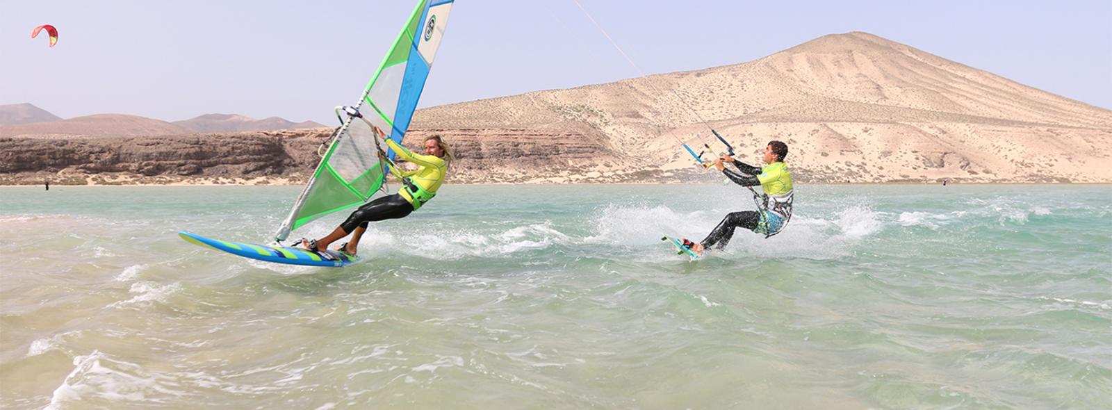 Un kitesurfer et un windsurfer à fuerteventura