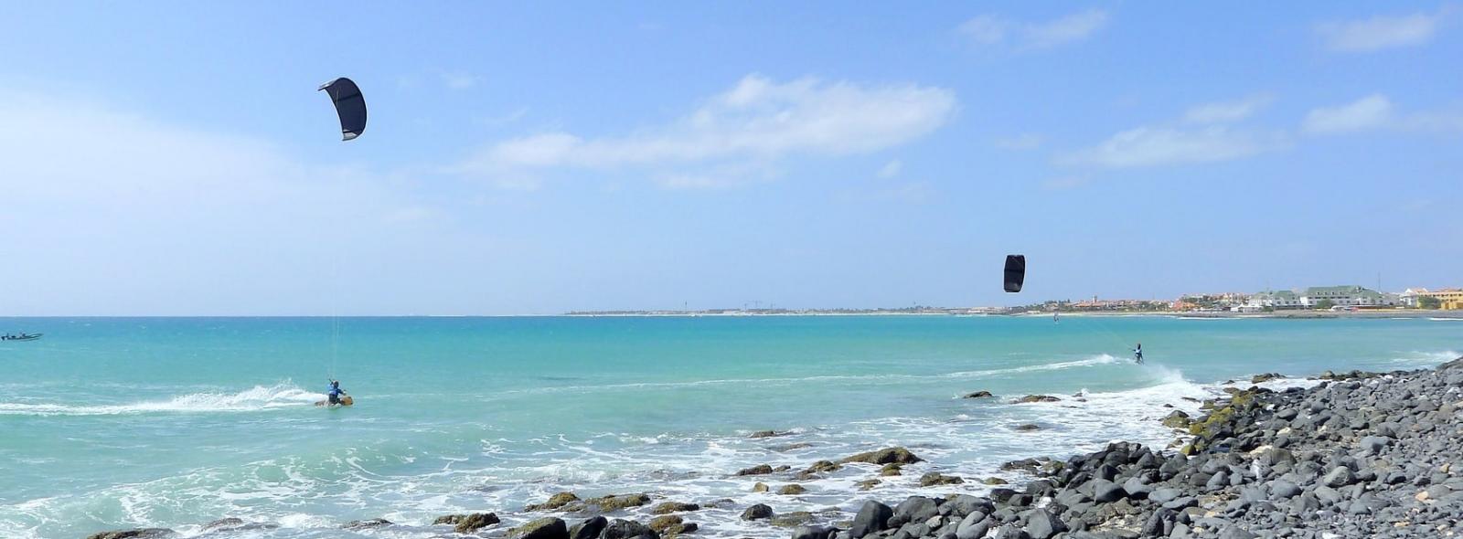 Kitesurf en eaux cristallines et plages de galets au Cap Vert sur le spot de Sal Leme Bedje au centre ION CLUB