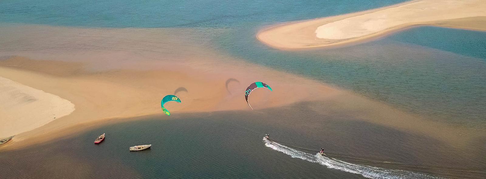 kitesurfeurs naviguant sur le speed spot à Bilene au Mozambique vue du ciel