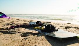 Planche de kitesurf en bord de plage