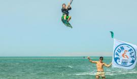 Victor à En Gouna en Egypte apprend le kitesurf