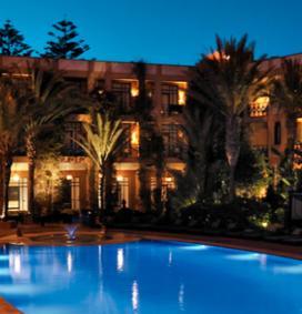 Piscine extérieur vue de nuit à l'hôtel de MGallery à Essaouira au Maroc