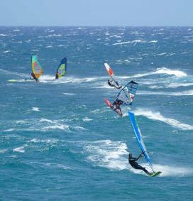 Windsurfeurs en freeride sur le spot de Pozo Izquierdo aux Canaries