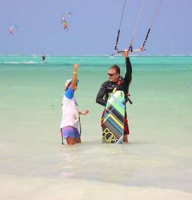 Apprenez et progressez en kitesurf avec nos coachs Nicolas Feraud et Pinar sur le spot de zanzibar 5