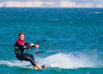 Bienvenue sur le spot de kitesurf et de windsurf de Lagos au Portugal