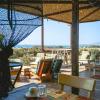 vue sur la plage depuis le restaurant du glamping surf club keros