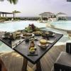 un petit déjeuner frugal au bord de la piscine de l hotel La Toubana a Ste Anne Guadeloupe