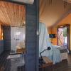 vue de la salle de bain et chambre à coucher dans une tente Large au Surf Club Keros