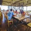 tablée conviviale au restaurant du Surf Club Keros
