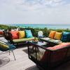 terrasse conviviale et colorée au bar de l hotel La Toubana a Ste Anne Guadeloupe