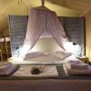 vue du lit et moustiquaire dans une tente Medium au Surf Club Keros