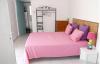 Chambre rose de la clé du bonheur en Martinique près du spot du Vauclin dans les Antilles