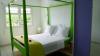 Chambre avec un lit double de l'hébergement makaré lagoon club à deux pas du spot du Vauclin en martinique dans les Antilles 