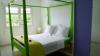 Chambre avec un lit double de l'hébergement makaré lagoon club à deux pas du spot du Vauclin en martinique dans les Antilles