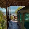Vue de la tente de l'hôtel ecolodge babaomby à Madagascar sur l'océan entouré de végétation sur un piloti un bois