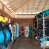 intérieur du club Jaguaribe Kite avec les rails de matériel bien ordonné