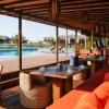 terrasse du restaurant avec vue sur la piscine au Jaguaribe Lodge à Pontal de Maceio