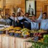 l equipe de cuisine de Lagon Energy souriant derrière le buffet