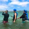 moniteur et élèves pendant un stage de kitesurf sur le spot de Bilene au Mozambique