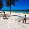 clientes ramenant des paddles sur la plage après une belle session sur le lagon de Bilene au Mozambique