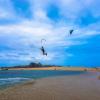 kitesurfeur en train de sauter et naviguer sur le spot de Bilene au Mozambique