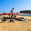 bivouac improvisé sur la plage pendant un downwind kite à Bilene au Mozambique