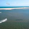 vue aérienne du spot et lagon de Bilene au Mozambique avec des kites en action