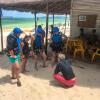 Instructeur de kite briefant ses élèves sur la plage devant le club à Bilene au Mozambique