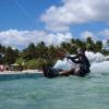 kitesurfeur en pleine action sur le spot de Ste Anne Guadeloupe