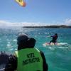 cours de kitesurf avec assistance bateau sur le spot de Ste Anne Guadeloupe avec fun kite academy