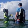 cours de kitesurf dans une eau peu profonde sur le spot de Ste Anne Guadeloupe avec fun kite academy