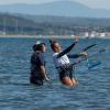 Cours de kitesurf sur le spot de Urla en Turquie avec une monitrice et son élève dans l'eau