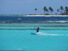 kitesurf dans les eaux turquoises aux grenadines dans les Antilles