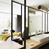 Chambre de luxe à l'hôtel 19-21 avec salle de bain et vue sur la terrasse