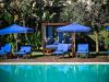 Transats sur la piscine extérieur à l'hôtel de MGallery à Essaouira au Maroc