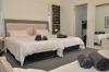 chambre a coucher de l'hotel puza moya sur le spot de langebaan en afrique du sud